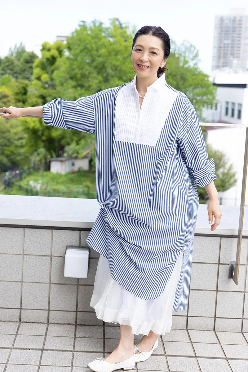 55歳頃に笑顔を見せる有森也実