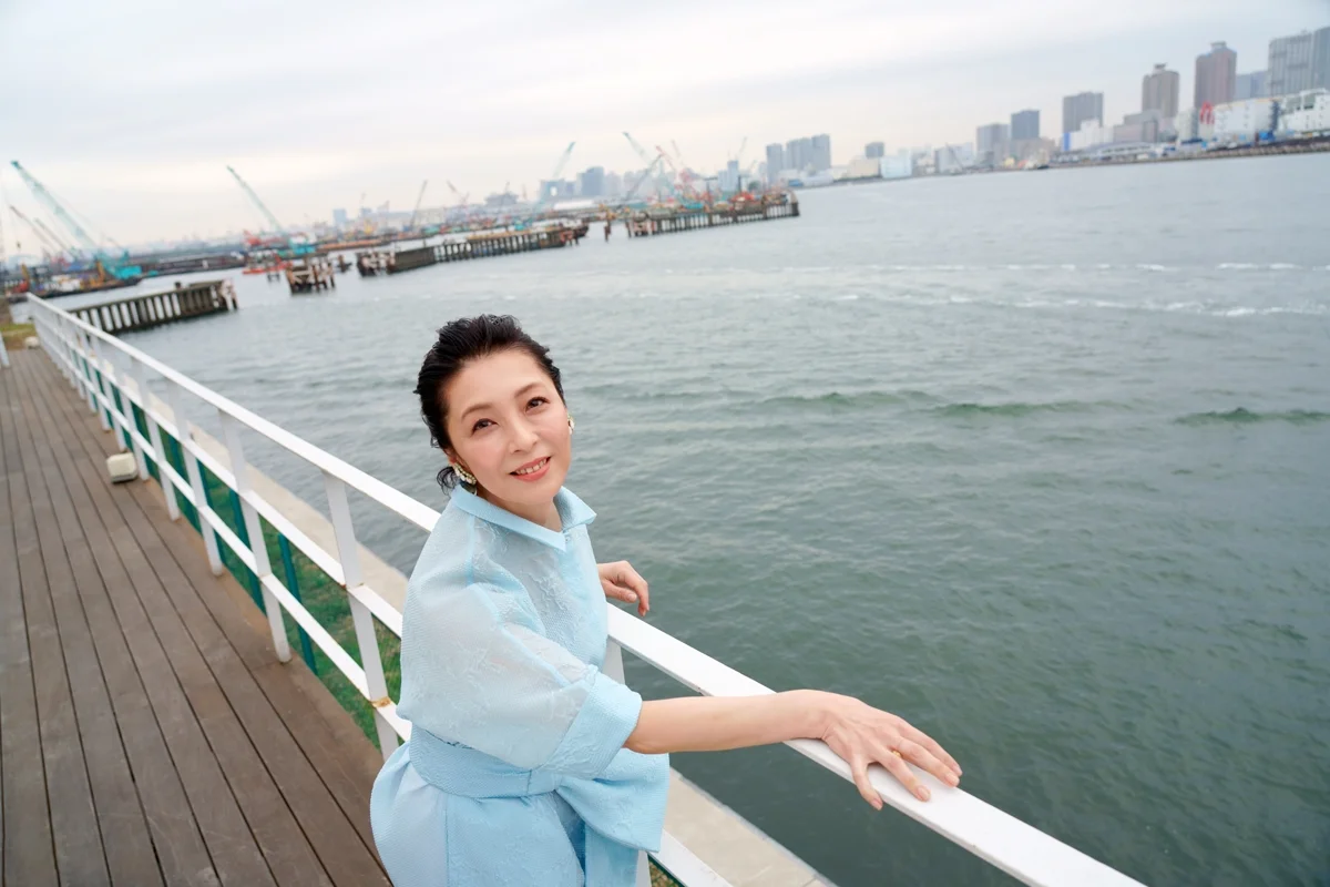 50代前半の有森也実の全身姿