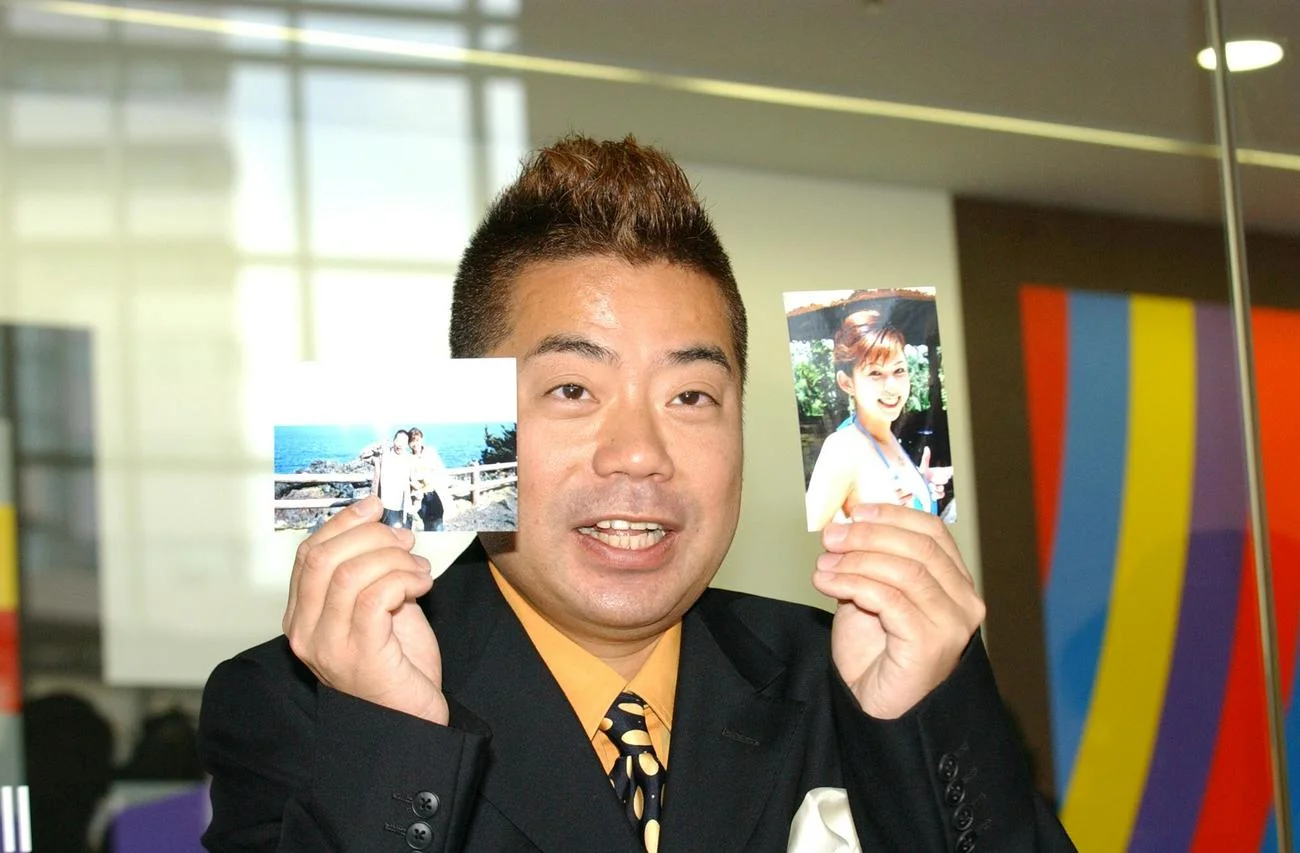 阿部瑠理子の写真を手にした40歳の出川哲朗