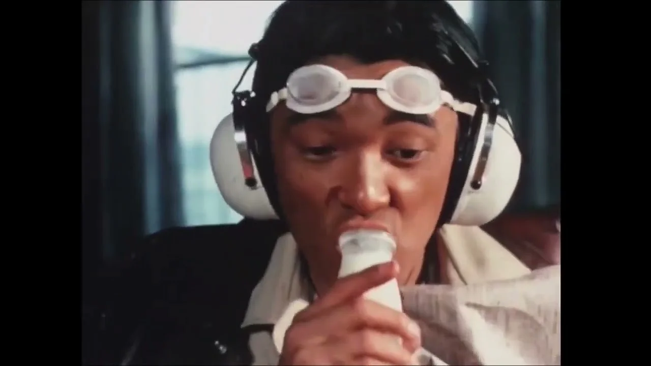 傷だらけの天使で牛乳を飲む萩原健一