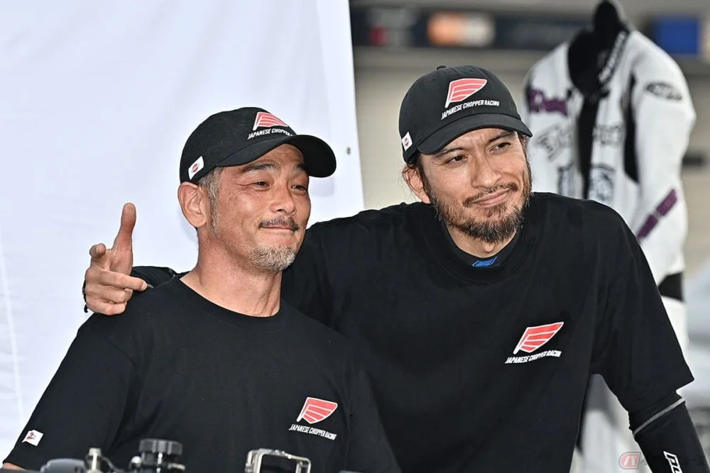 長瀬智也のバイクレースチーム仲間との2ショット