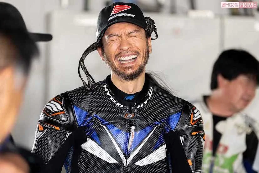 長瀬智也のバイクレースイベントでの笑顔