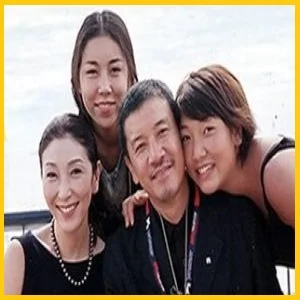 奥田瑛二と安藤和津と娘たちの家族ショット