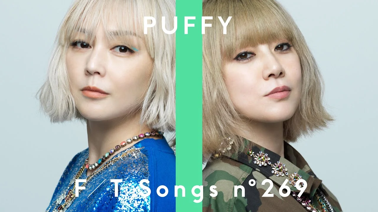 愛のしるしを披露する現在のPUFFY