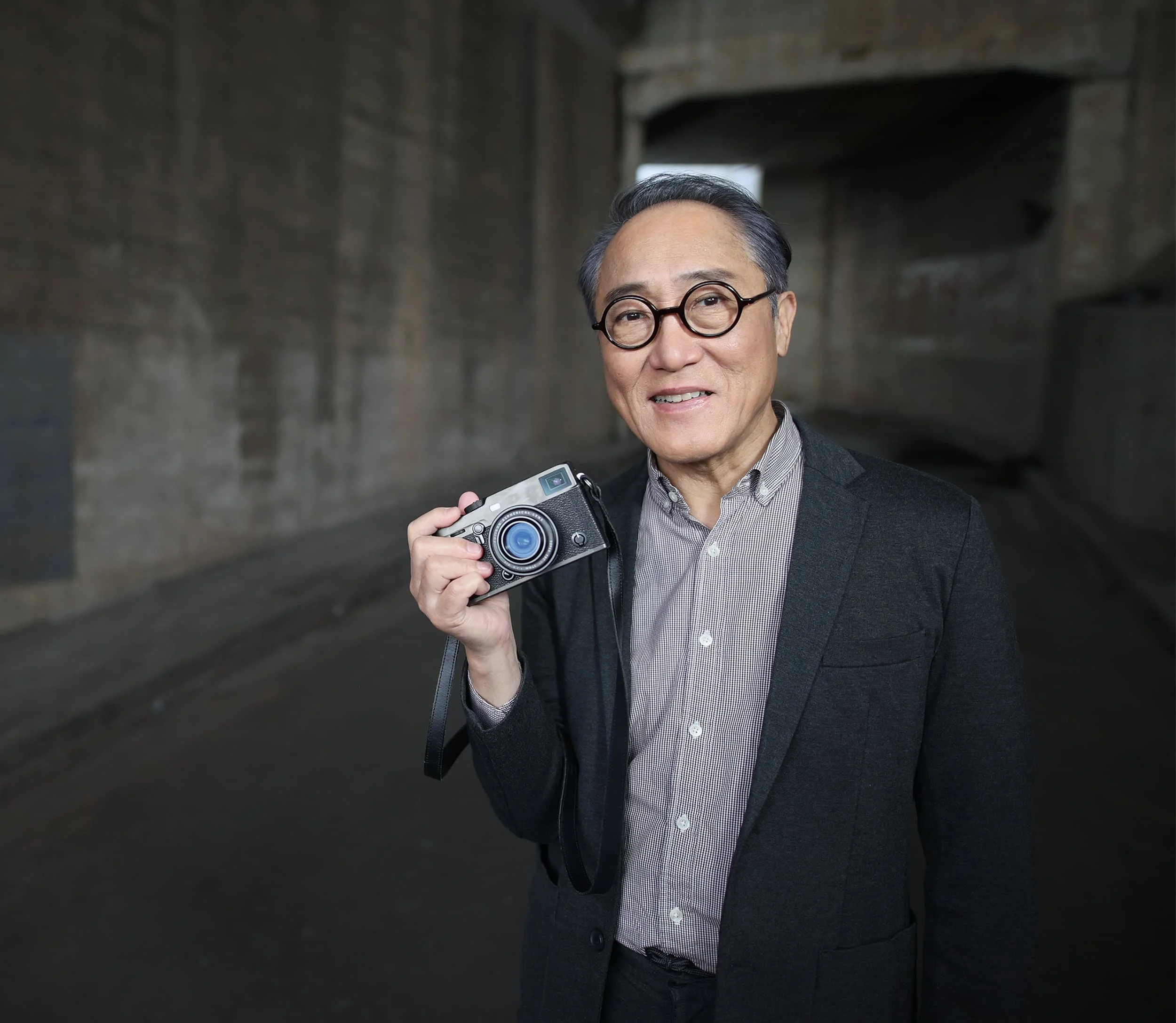 2025年70歳の佐野史郎 カメラを手にした姿