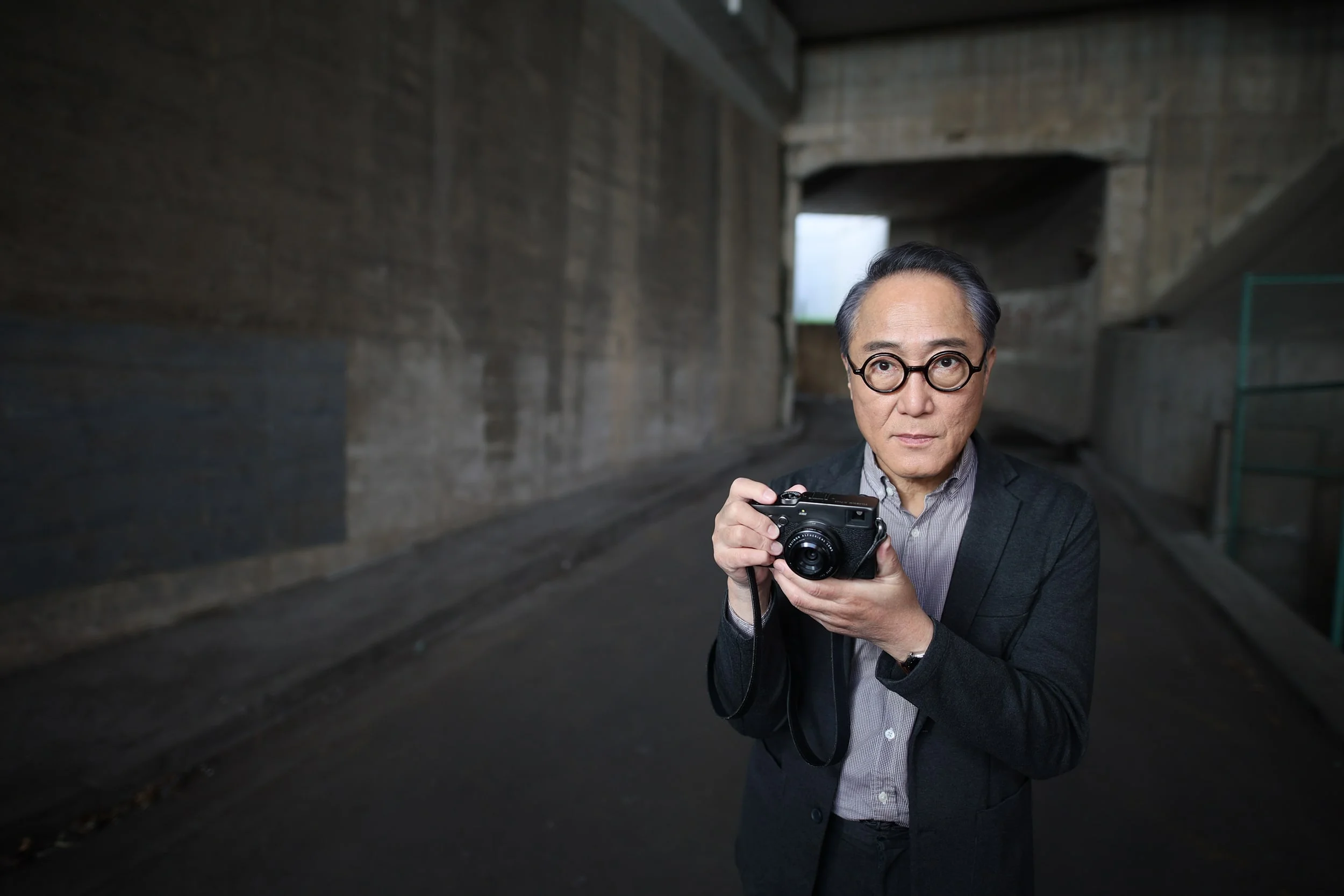 2025年70歳の佐野史郎 カメラを構える姿