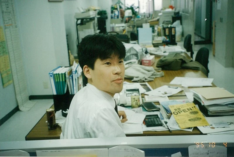 佐藤二朗の26歳会社員時代のデスク写真
