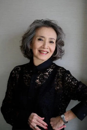 70代で黒い衣装を着た安奈淳
