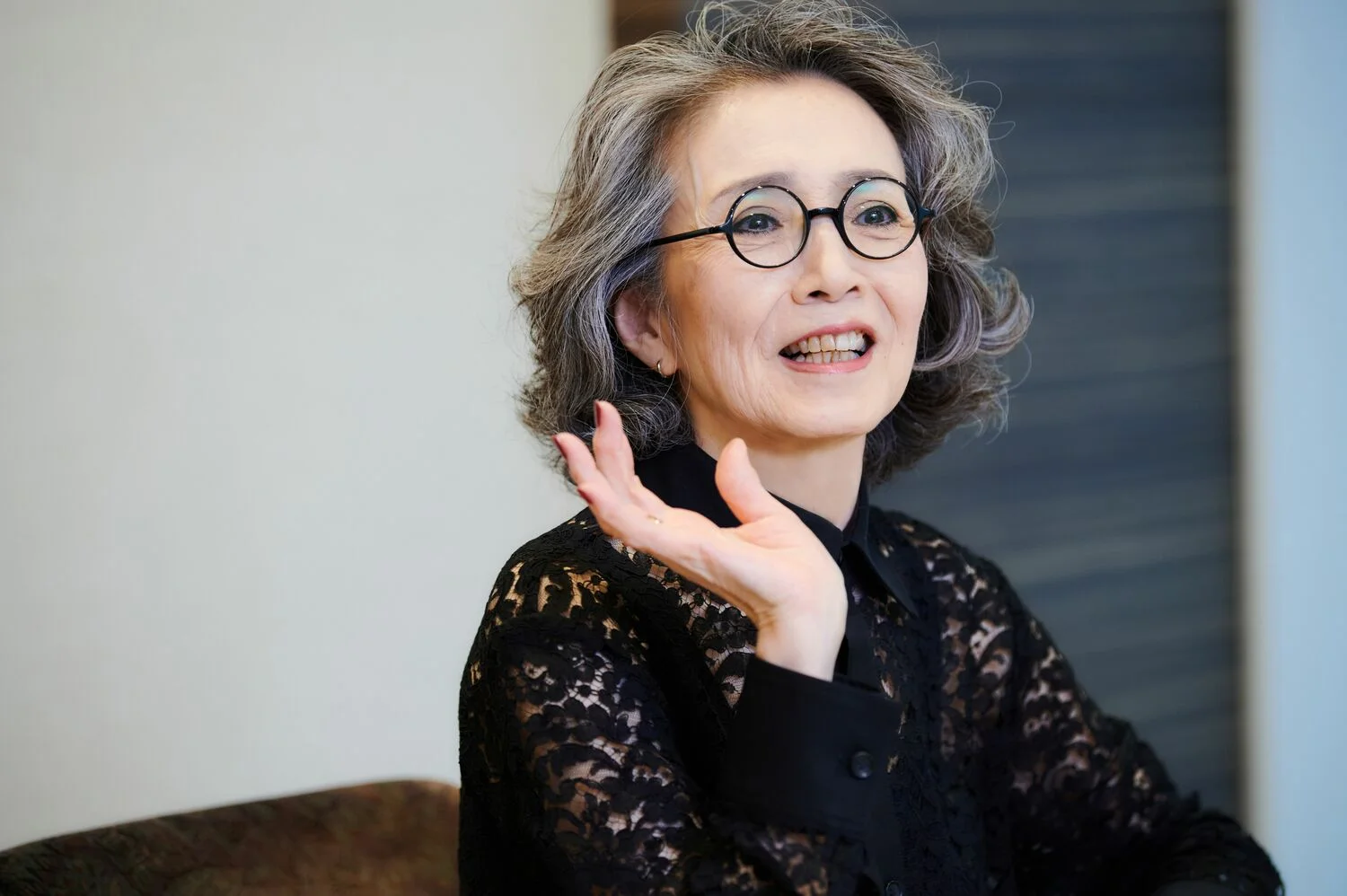 70代で眼鏡をかけた安奈淳