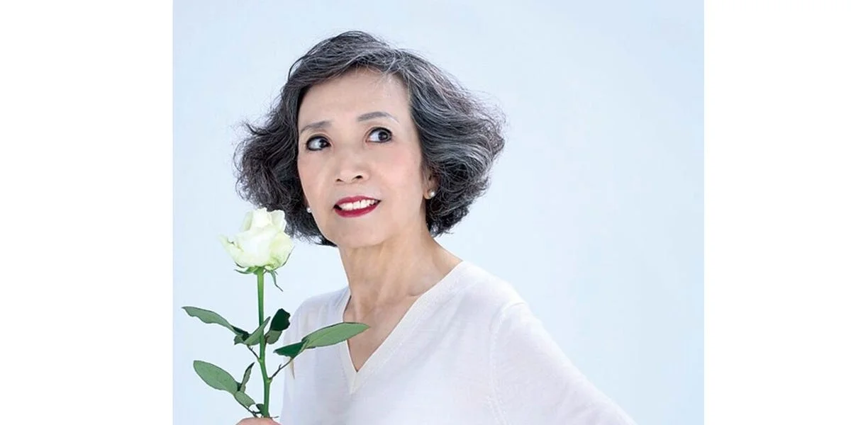 グレーヘア姿の安奈淳