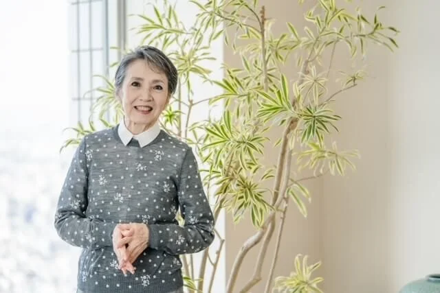 グレーヘアで立つ安奈淳