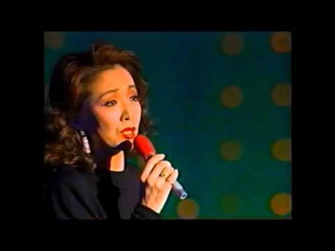 1992年の舞台で歌う40代の安奈淳