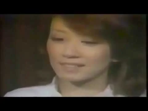 30歳頃にテレビで歌う安奈淳