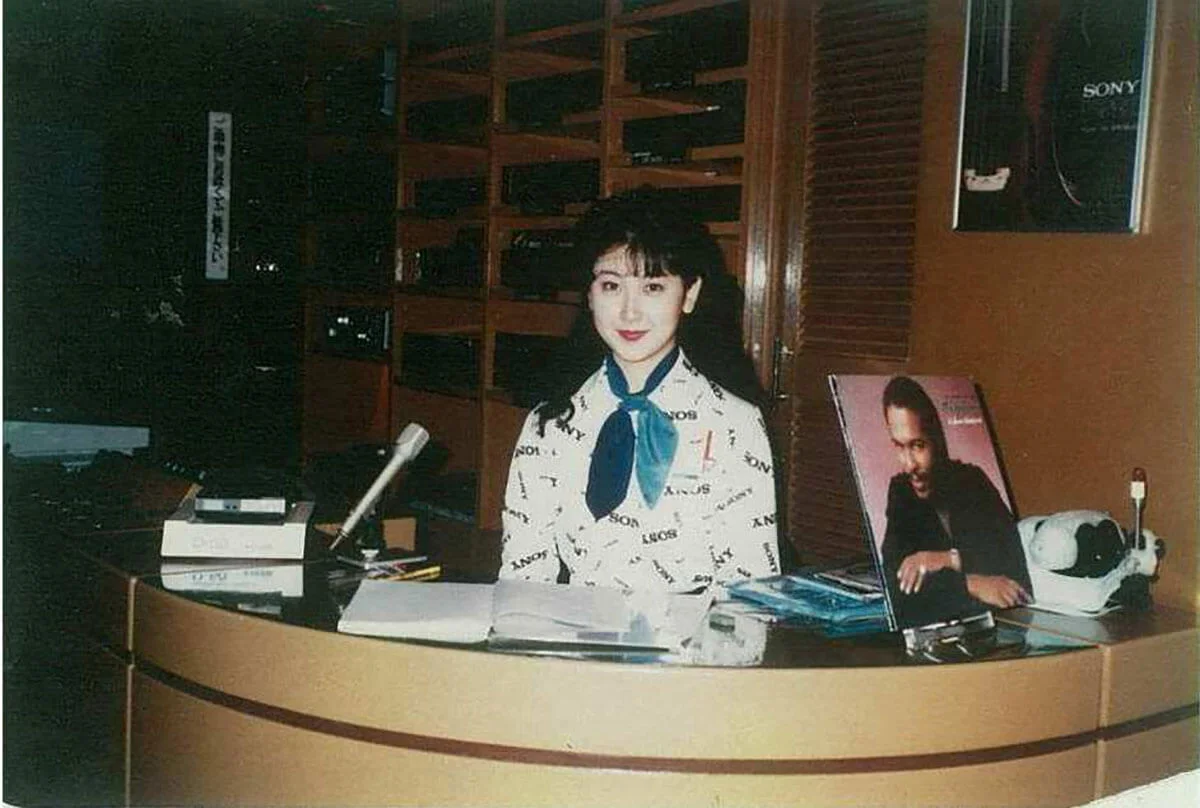 東ちづるの会社員時代の受付での写真