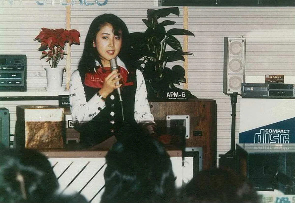 東ちづるの会社員時代の職場での写真
