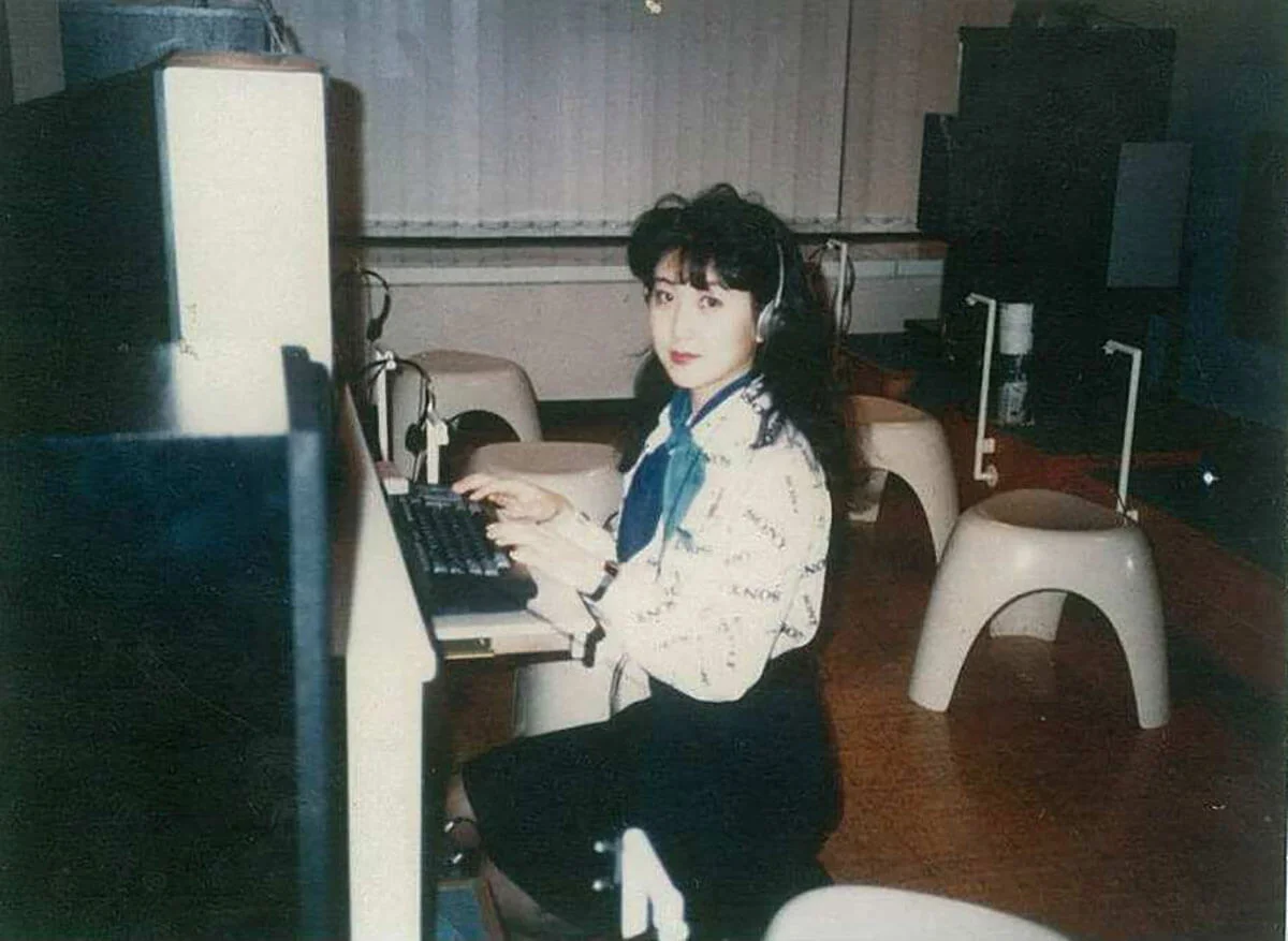 東ちづるの会社員時代のデスクでの写真