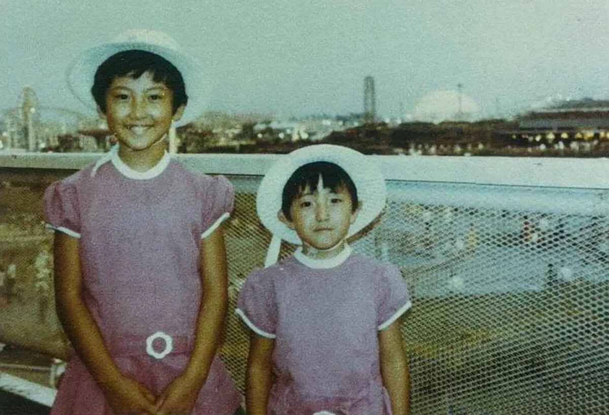 東ちづるの小学3年生ごろの姉妹写真