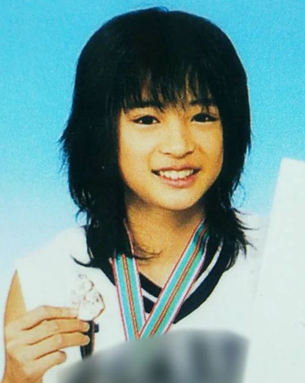 バスケットボールのメダルを手にした小学生時代の広瀬すず