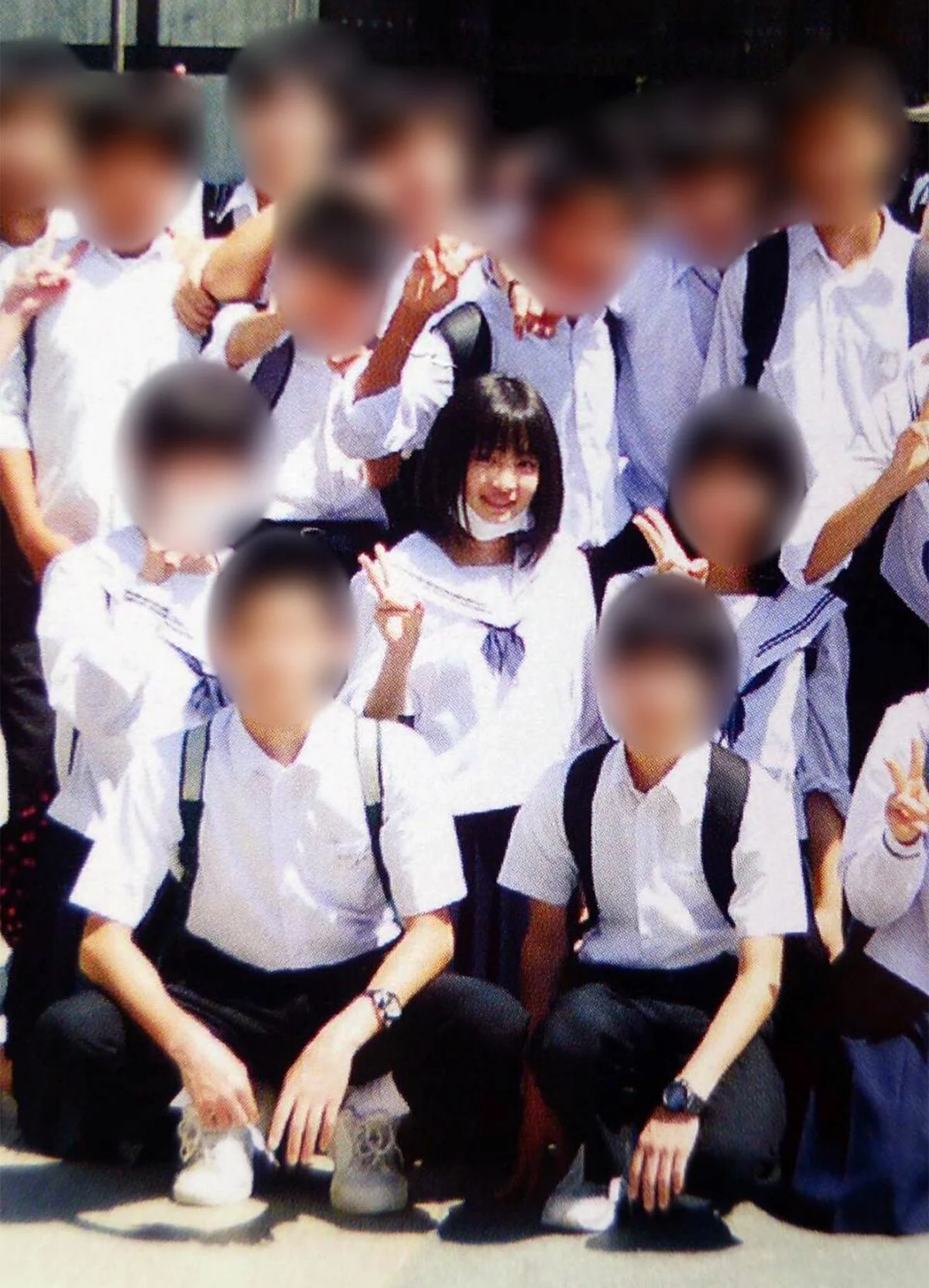 中学生時代の修学旅行で笑顔を見せる広瀬すず