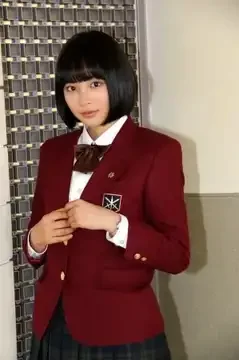 『学校のカイダン』出演時の広瀬すずの全身写真