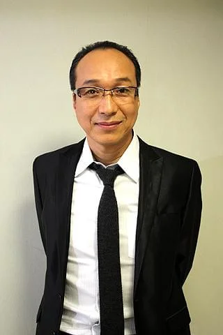 55歳当時の小日向文世の全身写真