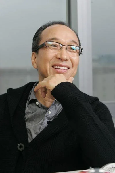 笑顔を見せる55歳の小日向文世