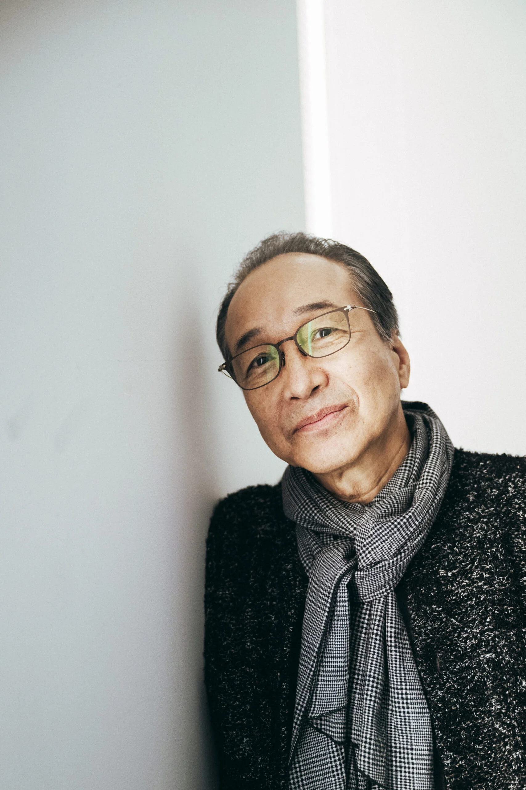 69歳の小日向文世の全身写真