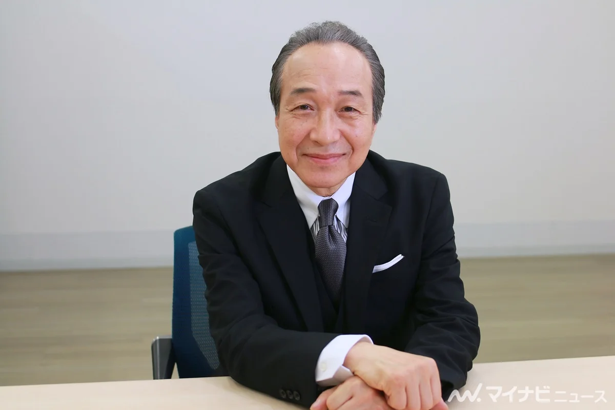 スーツ姿の70歳の小日向文世