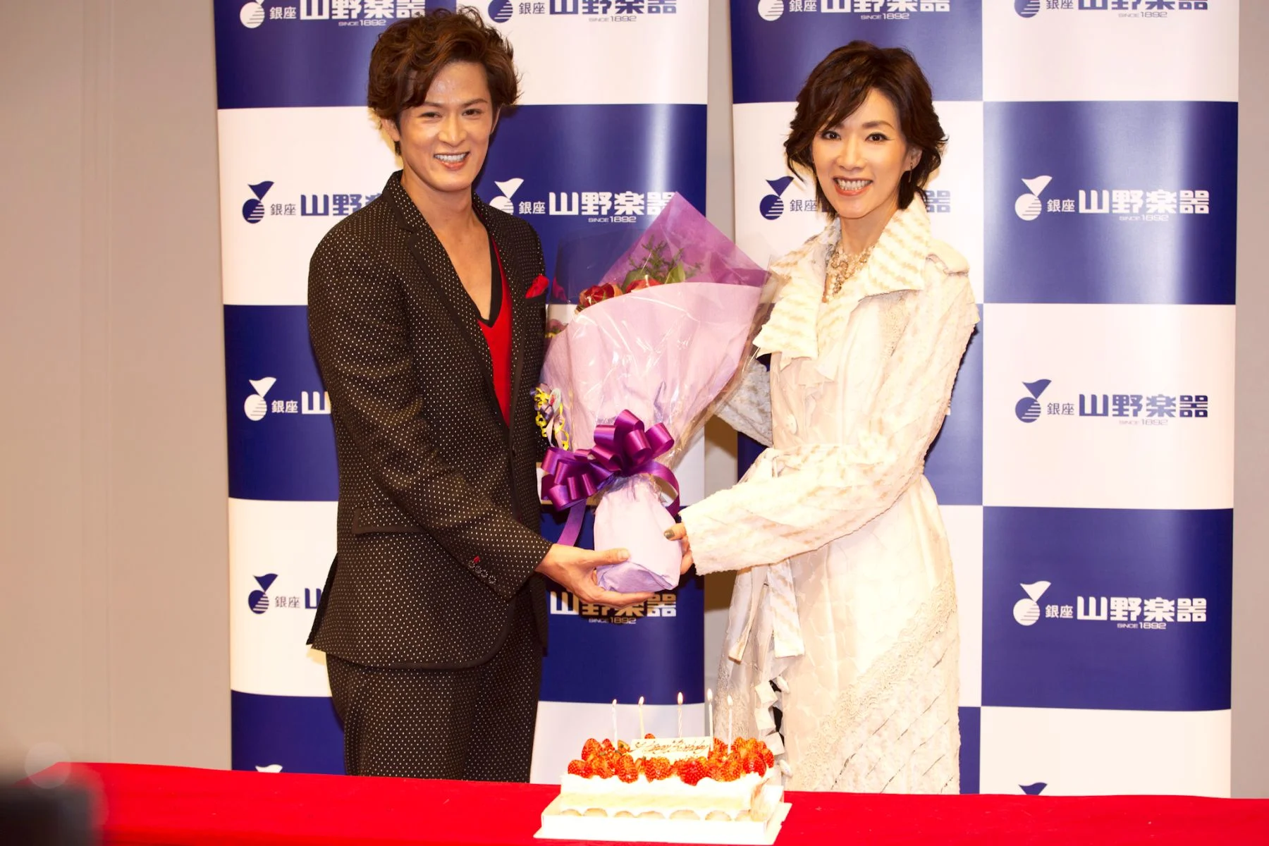 52歳の真琴つばさと龍真咲のCD発売記念イベント