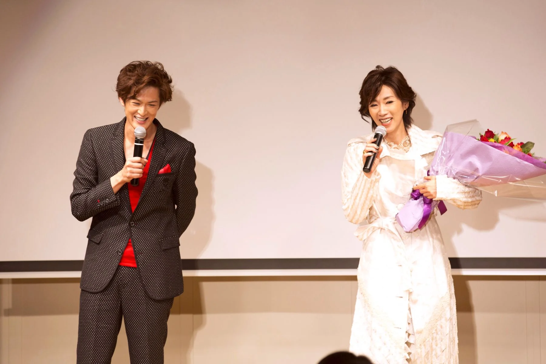 52歳で白い衣装を着て歌う真琴つばさ