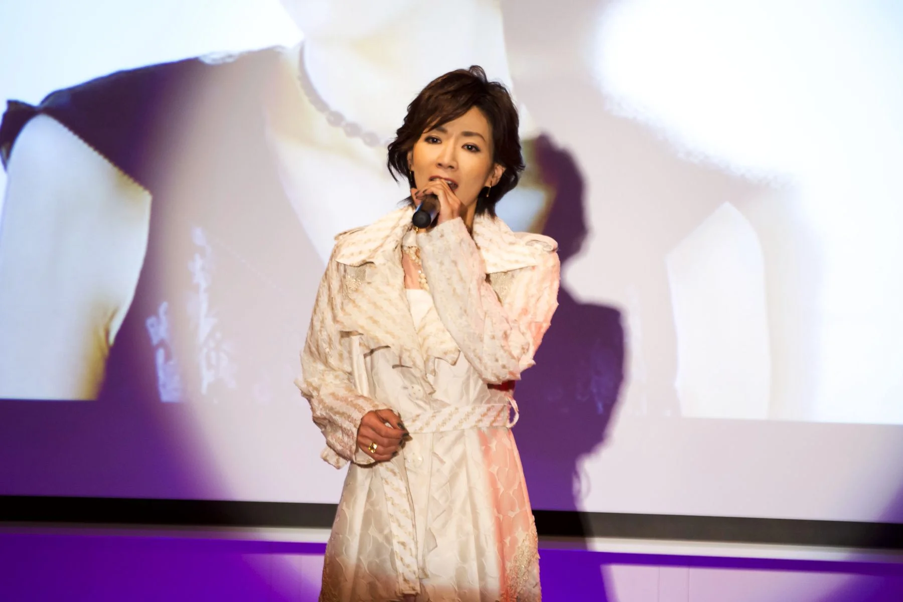2016年のイベントで歌う52歳の真琴つばさ
