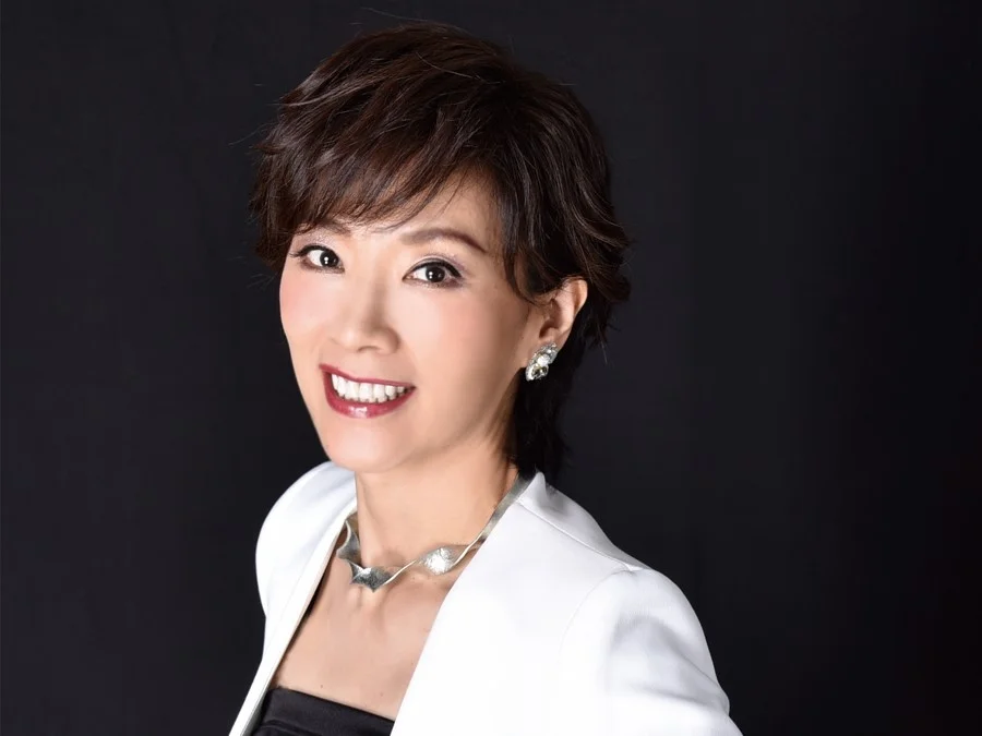 56歳の真琴つばさの白い衣装姿