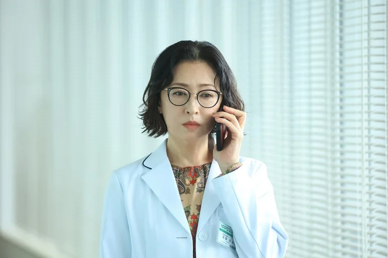 2025年52歳の松雪泰子