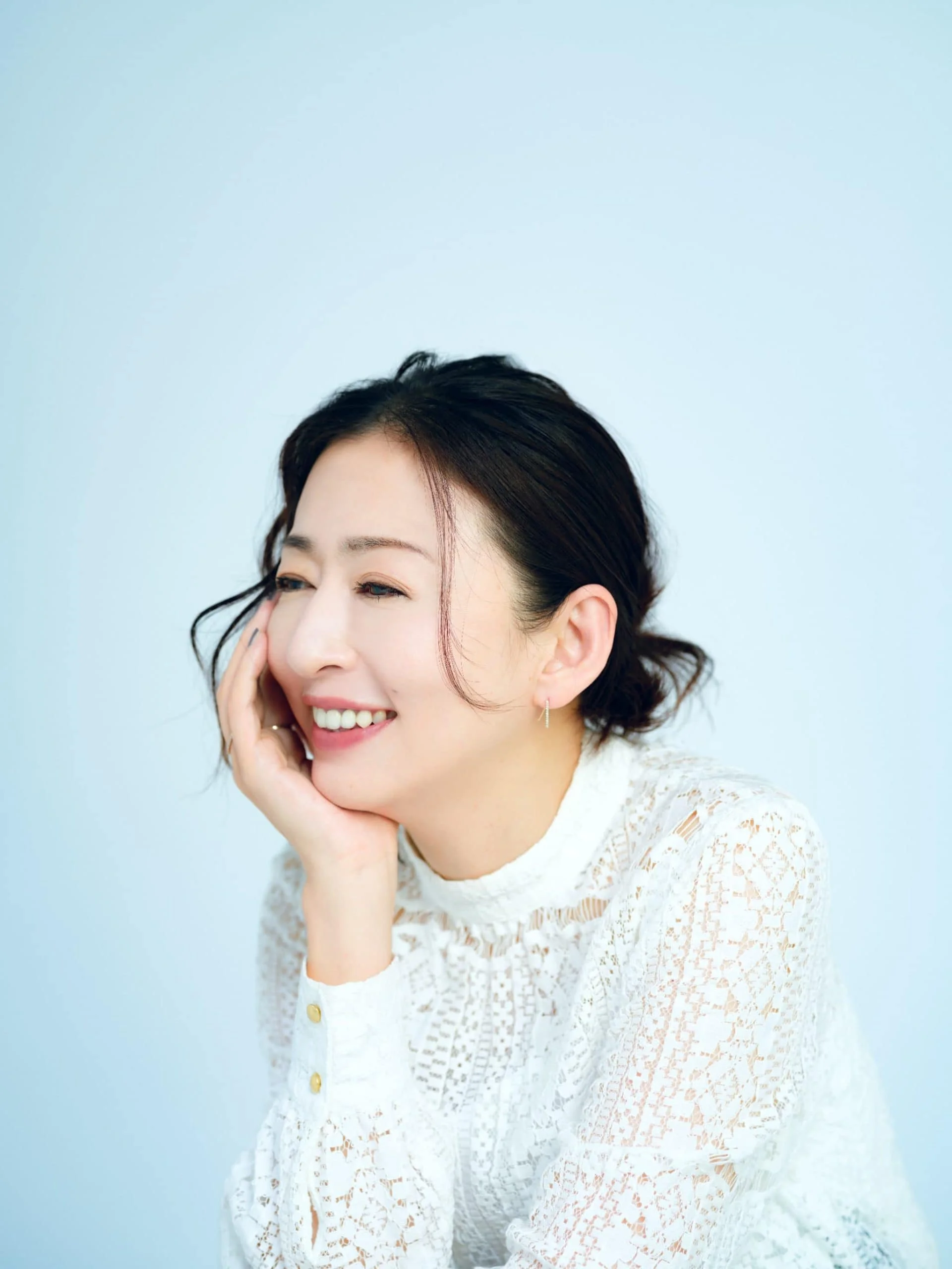 2026年53歳の松雪泰子の笑顔