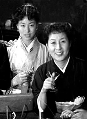 1955年、16歳の水谷良重と母の初代水谷八重子