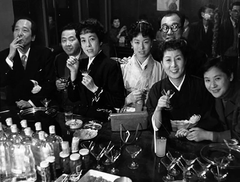 1955年の水谷良重。中央右寄りで着物を着ている16歳当時