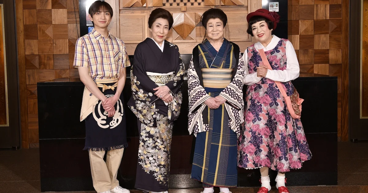 2025年『三婆』会見の水谷八重子(右から2人目)