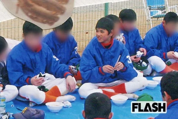 少年野球でバットを手にする大谷翔平