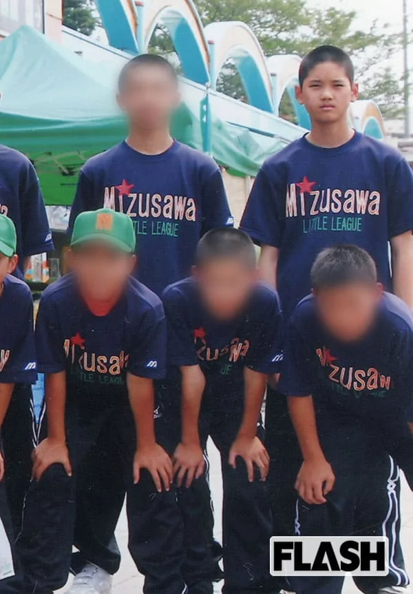 少年野球チームの仲間と写る大谷翔平