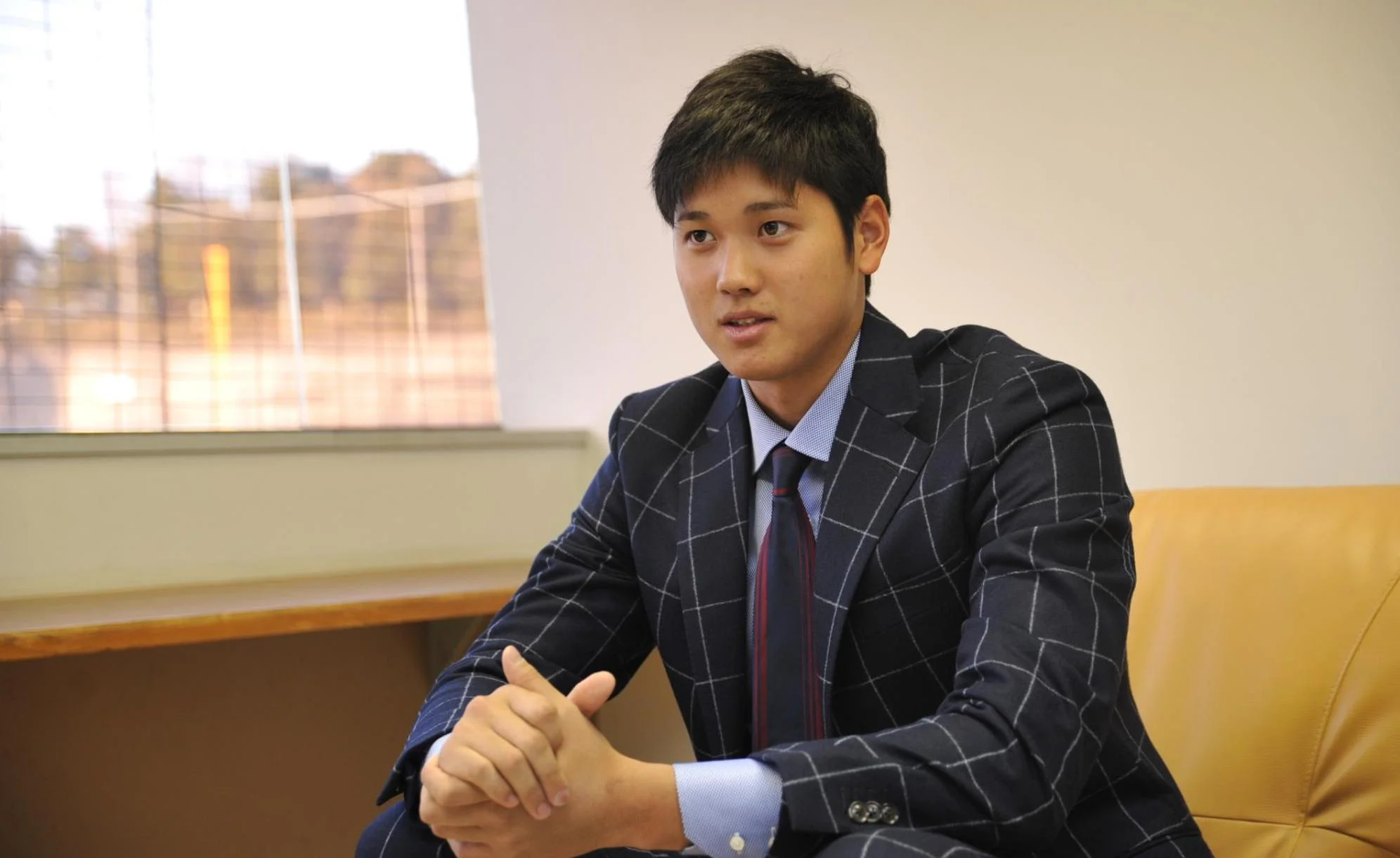 20歳の成人式でスーツ姿を見せる大谷翔平