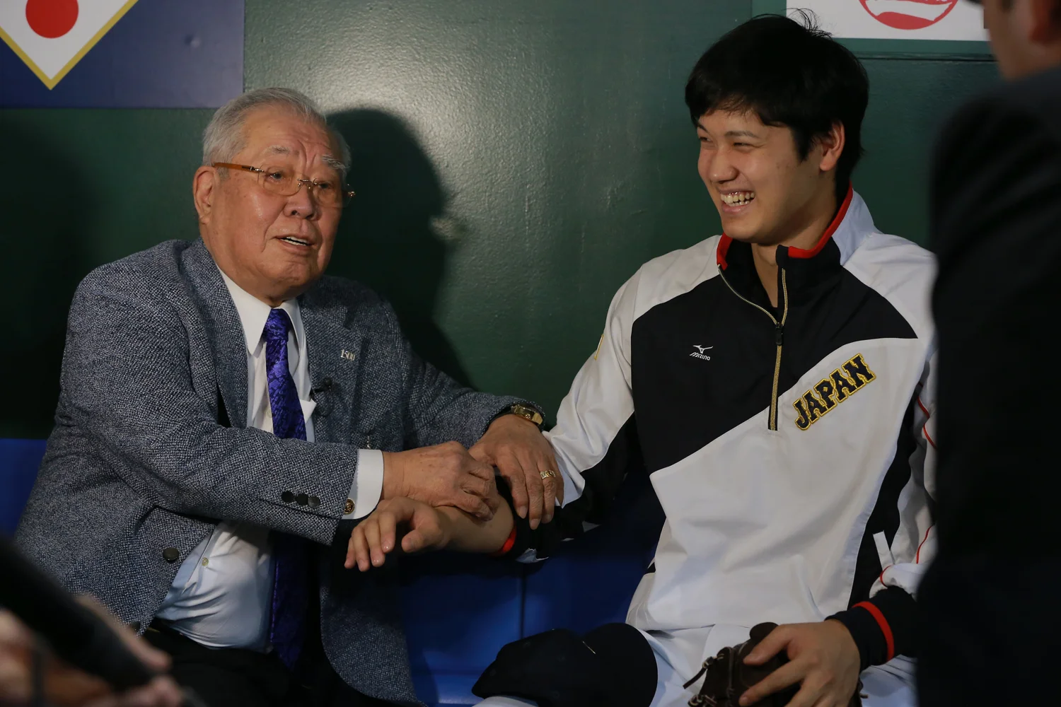 22歳で野村克也と握手する大谷翔平