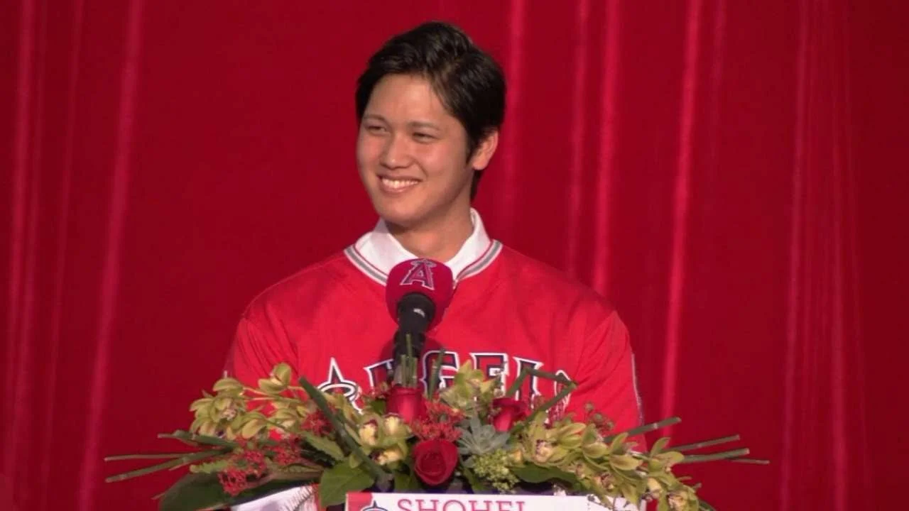 23歳のエンゼルス入団会見で笑顔を見せる大谷翔平