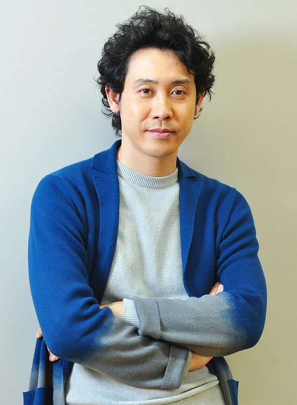 2015年『駆込み女と駆出し男』取材時の42歳の大泉洋全身