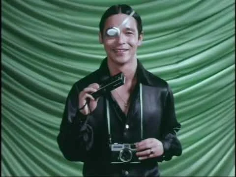 1977年にCM出演するタモリの顔画像