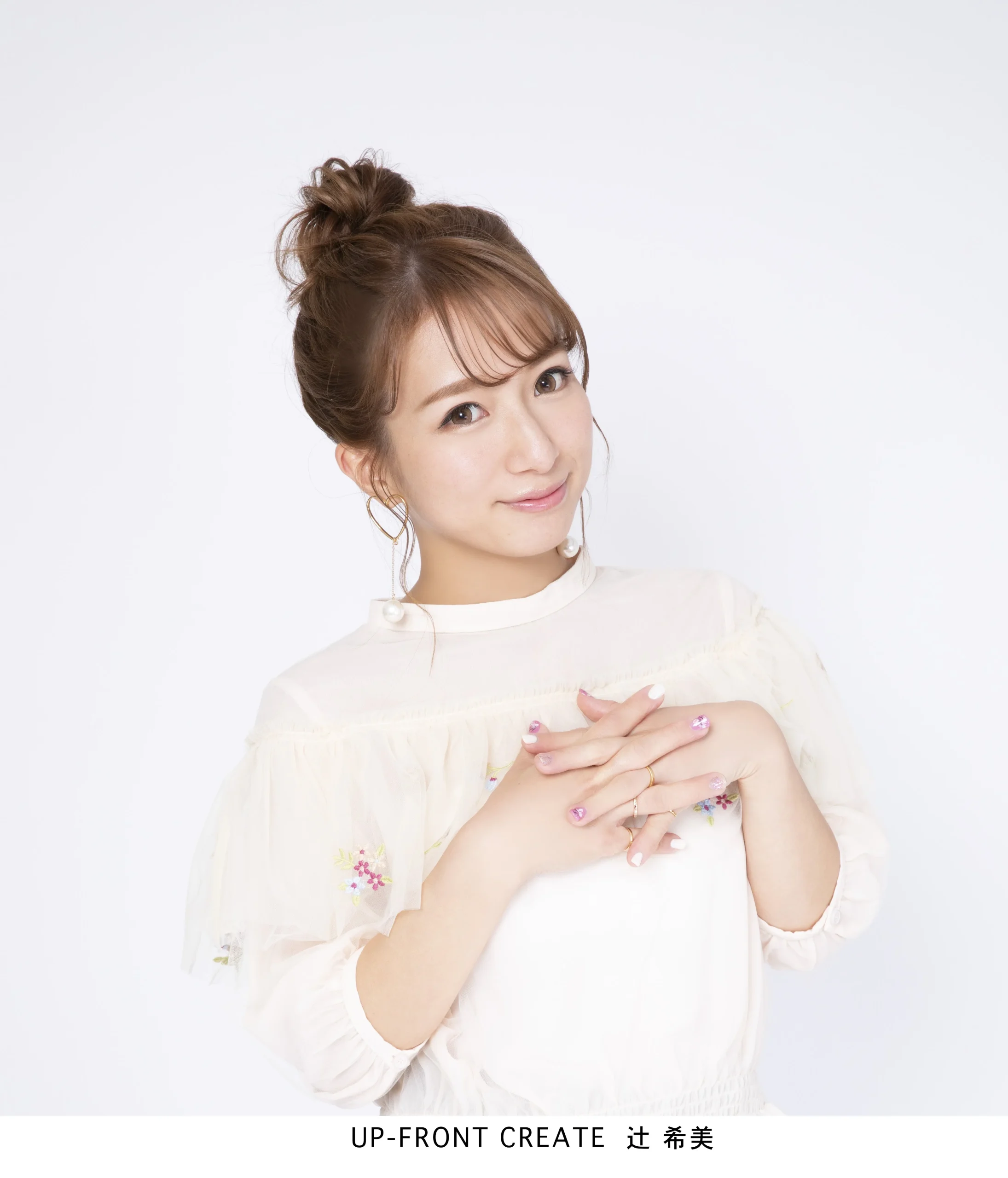 2019年32歳頃の辻希美公式プロフィール画像