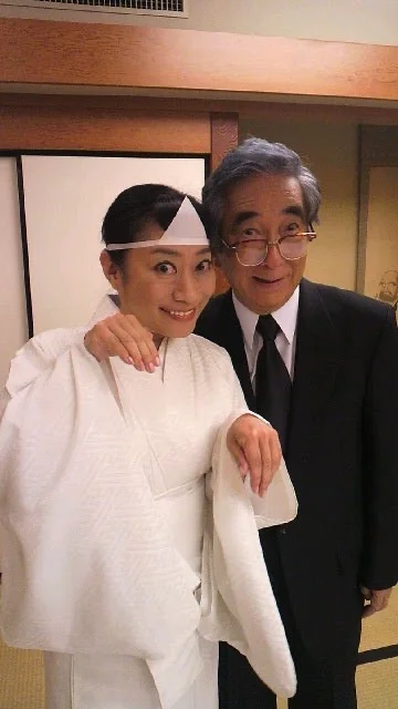 2012年『赤い霊柩車』ロケで大村崑と写る51歳の山村紅葉