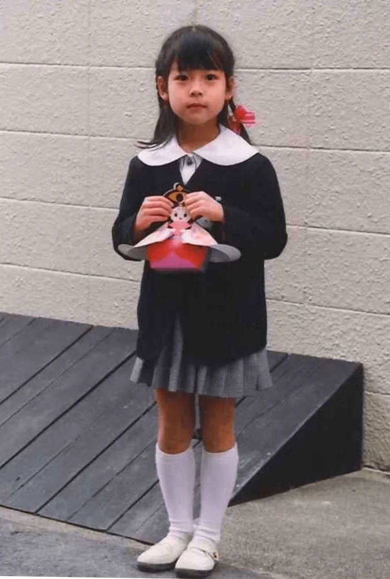 幼稚園時代の相武紗季 制服姿の幼少期写真