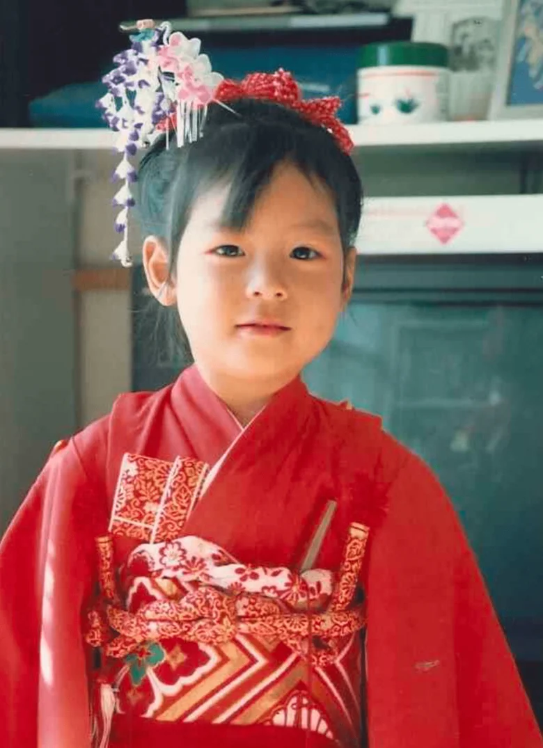 七五三で赤い着物を着た幼少期の相武紗季