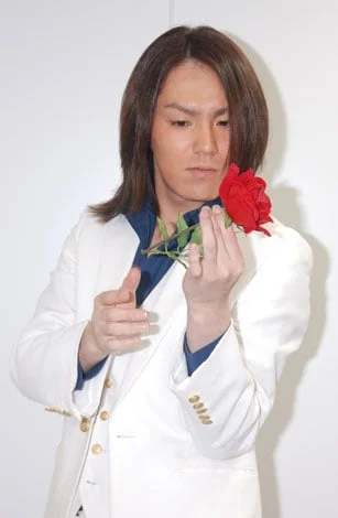 2008年の取材で白い衣装を着た狩野英孝さん(26歳)