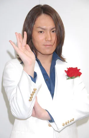 2008年の取材でポーズを見せる狩野英孝さん(26歳)